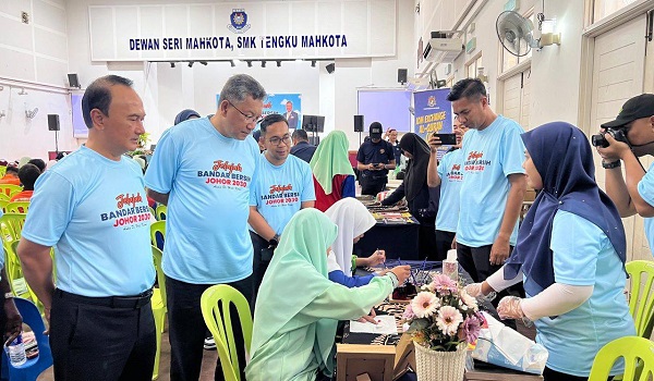 Khalid merasmikan Program Jelajah Bandar Bersih Johor 2030 @ Muar hari ini / FB SWCorp Johor